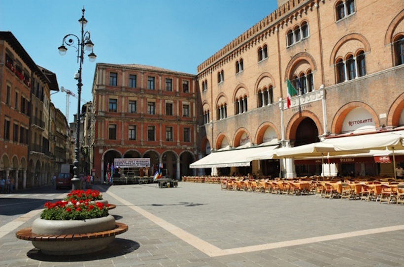 Treviso, la Piazza dei Signori. Dario Canil presenta corsi e seminari Reiki vicino a Treviso, in Veneto, a Dolo (Venezia).