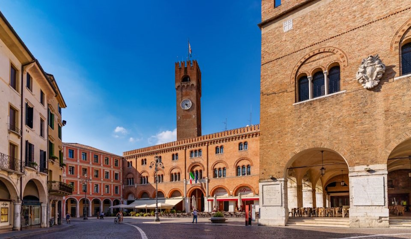 Piazza dei Signori a Treviso. Reiki, meditazione e crescita personale vicino Treviso.