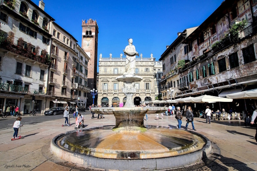 Luoghi memoriabili di Verona: Piazza delle Erbe. Dario Canil presenta corsi e seminari Reiki vicino ad Piazza delle Erbe, a Dolo (Venezia).