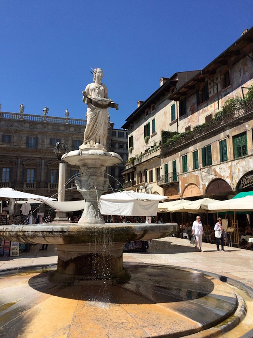 Piazza delle Erbe a Verona. Seminari e corsi Reiki vicino Verona a Dolo Venezia.