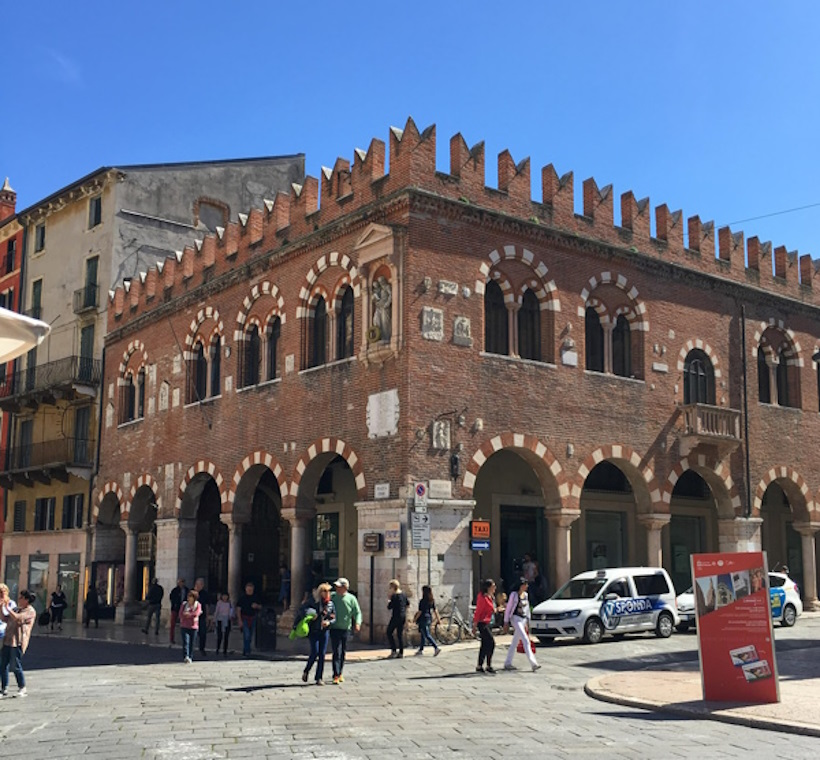 Palazzi storici e mercato di Piazza delle Erbe a Verona. Reiki e crescita personale vicino Verona.