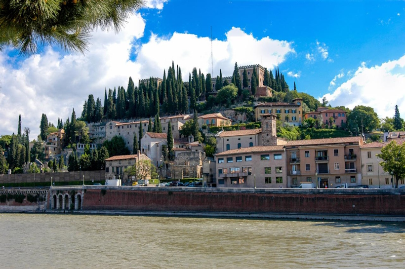 Luoghi memoriabili di Verona: Piazzale Castel San Pietro. Dario Canil presenta corsi e seminari Reiki vicino ad Piazzale Castel San Pietro, a Dolo (Venezia).