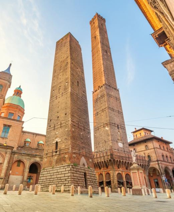 le Due Torri di Bologna. Dario Canil e il Centro Olistico Tolteca presentano corsi e seminari Reiki a Dolo (Venezia), vicino a Bologna, in Veneto.