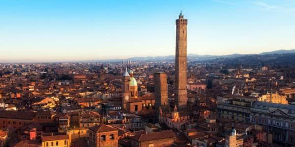 Bologna, le Due Torri. A un'ora e mezza da Bologna corsi e seminari Reiki nel Centro Olistico Tolteca a Dolo (Venezia)