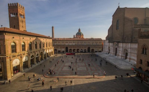 Piazza Maggiore di Bologna. Dario Canil e il Centro Olistico Tolteca presentano corsi e seminari Reiki a Dolo (Venezia), vicino a Bologna, in Veneto.