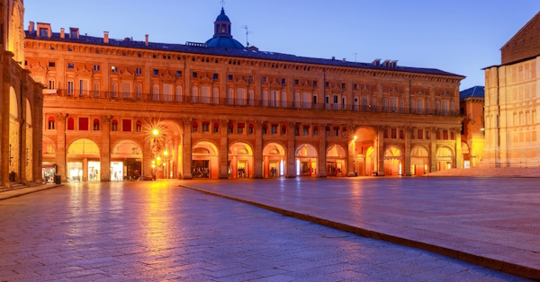 Bologna, Piazza Maggiore. A un'ora e mezza da Bologna corsi e seminari Reiki nel Centro Olistico Tolteca a Dolo (Venezia)