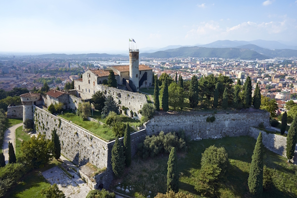 Castello di Brescia. Dario Canil presenta corsi e seminari Reiki vicino a Brescia, in Veneto, a Dolo (Venezia).