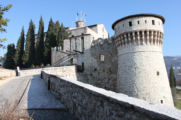 il Castello di Brescia di Brescia. Dario Canil e il Centro Olistico Tolteca presentano corsi e seminari Reiki a Dolo (Venezia), vicino a Brescia, in Veneto.