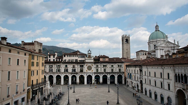 Piazza della Loggia di Brescia. Dario Canil e il Centro Olistico Tolteca presentano corsi e seminari Reiki a Dolo (Venezia), vicino a Brescia, in Veneto.