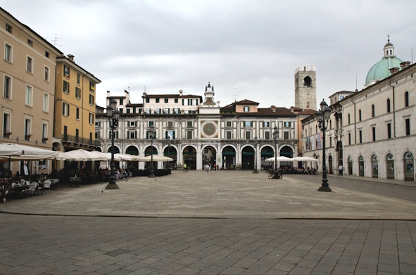 Piazza della Loggia a Brescia. Dario Canil presenta i corsi e i seminari Reiki vicino a Brescia, in Veneto.