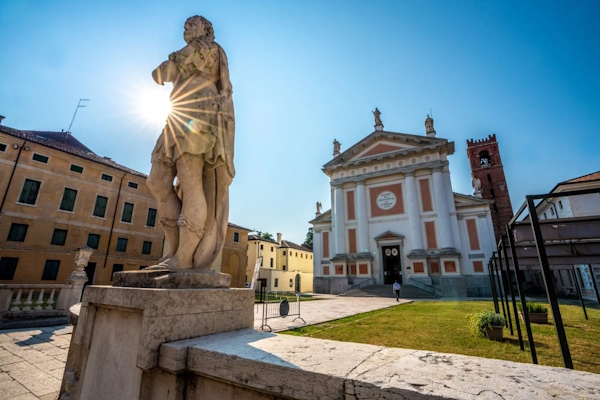 Duomo di Castelfranco Veneto. Dario Canil e il Centro Olistico Tolteca presentano corsi e seminari Reiki a Dolo (Venezia), vicino a Castelfranco Veneto, in Veneto.