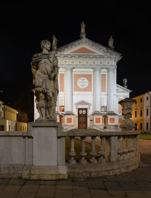 Duomo, dettaglio. Dario Canil presenta i corsi e i seminari Reiki vicino a Castelfranco Veneto, in Veneto.