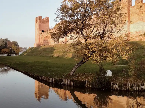 Castelfranco Veneto, mura medievali. A 45 minuti da Castelfranco Veneto corsi e seminari Reiki nel Centro Olistico Tolteca a Dolo (Venezia)