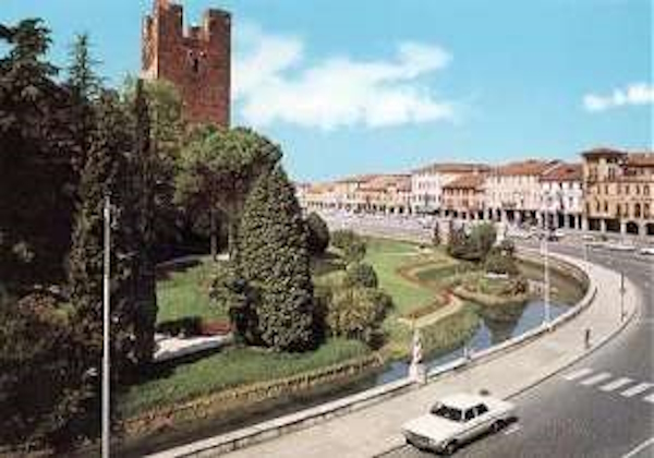 Castelfranco Veneto, Piazza Giorgione. A 45 minuti da Castelfranco Veneto corsi e seminari Reiki nel Centro Olistico Tolteca a Dolo (Venezia)