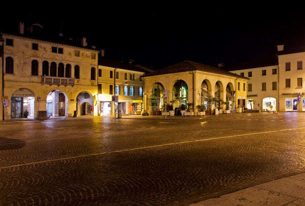 Piazza Giorgione di Castelfranco Veneto. Dario Canil e il Centro Olistico Tolteca presentano corsi e seminari Reiki a Dolo (Venezia), vicino a Castelfranco Veneto, in Veneto.