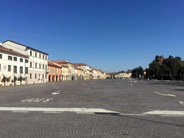 Piazza Giorgione, dettaglio. Dario Canil presenta i corsi e i seminari Reiki vicino a Castelfranco Veneto, in Veneto.