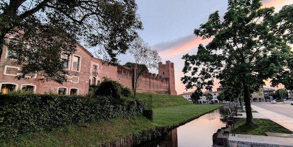 Castelfranco Veneto, Porta del Musile. A 45 minuti da Castelfranco Veneto corsi e seminari Reiki nel Centro Olistico Tolteca a Dolo (Venezia)