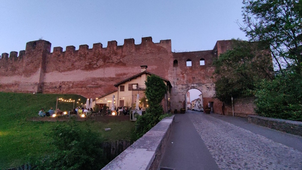 Porta del Musile di Castelfranco Veneto. Dario Canil e il Centro Olistico Tolteca presentano corsi e seminari Reiki a Dolo (Venezia), vicino a Castelfranco Veneto, in Veneto.