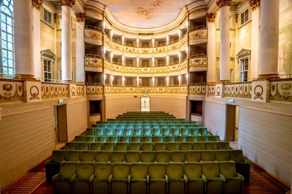 Castelfranco Veneto, Teatro Accademico. A 45 minuti da Castelfranco Veneto corsi e seminari Reiki nel Centro Olistico Tolteca a Dolo (Venezia)