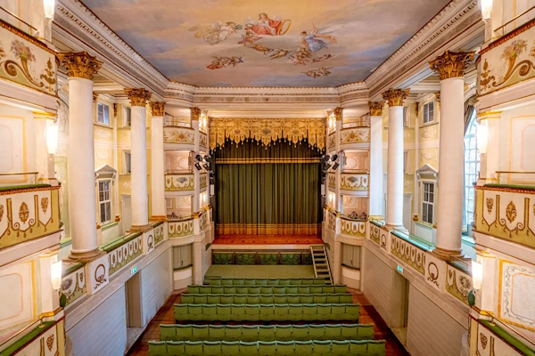 Teatro Accademico di Castelfranco Veneto. Dario Canil e il Centro Olistico Tolteca presentano corsi e seminari Reiki a Dolo (Venezia), vicino a Castelfranco Veneto, in Veneto.