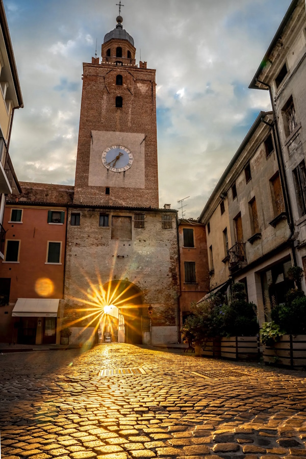 Castelfranco Veneto, Torre Civica. A 45 minuti da Castelfranco Veneto corsi e seminari Reiki nel Centro Olistico Tolteca a Dolo (Venezia)