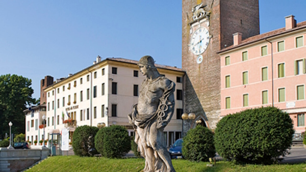 Torre Civica di Castelfranco Veneto. Dario Canil e il Centro Olistico Tolteca presentano corsi e seminari Reiki a Dolo (Venezia), vicino a Castelfranco Veneto, in Veneto.