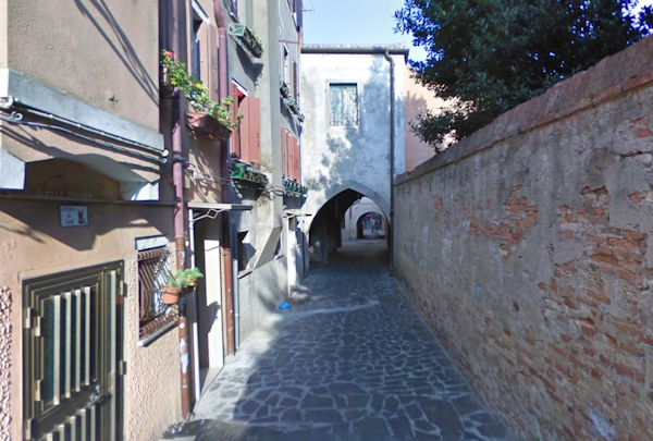 Chioggia, Portico antico di Calle Cipolla. A 45 minuti da Chioggia corsi e seminari Reiki nel Centro Olistico Tolteca a Dolo (Venezia)