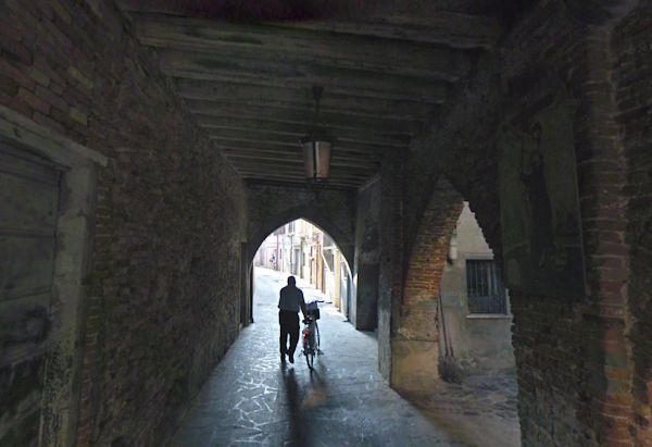 Portico antico di Calle Cipolla di Chioggia. Dario Canil e il Centro Olistico Tolteca presentano corsi e seminari Reiki a Dolo (Venezia), vicino a Chioggia, in Veneto.