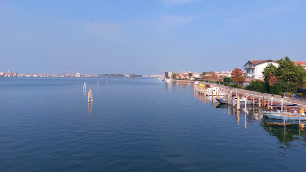 Dettaglio dell'orologio della Laguna del Lusenzo di Chioggia. Dario Canil e il Centro Olistico Tolteca presentano corsi e seminari Reiki a Dolo (Venezia), vicino a Chioggia, in Veneto.