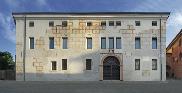 il Palazzo Pretorio di Cittadella. Dario Canil e il Centro Olistico Tolteca presentano corsi e seminari Reiki a Dolo (Venezia), vicino a Cittadella, in Veneto.