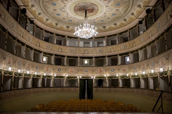 Il Teatro Sociale di Cittadella. Dario Canil presenta corsi e seminari Reiki vicino a Cittadella, in Veneto, a Dolo (Venezia).