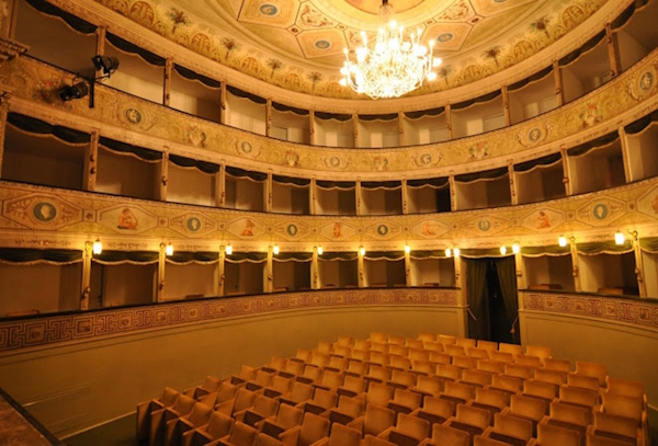 Il Teatro Sociale di Cittadella. Dario Canil presenta i corsi e i seminari Reiki vicino a Cittadella, in Veneto.