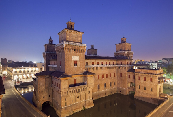 Ferrara, il Castello Estense. A 55 minuti da Ferrara corsi e seminari Reiki nel Centro Olistico Tolteca a Dolo (Venezia)