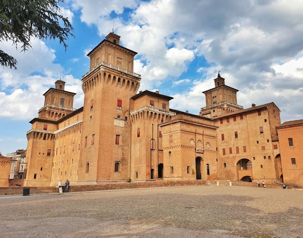 il Castello Estense di Ferrara. Dario Canil e il Centro Olistico Tolteca presentano corsi e seminari Reiki a Dolo (Venezia), vicino a Ferrara, in Veneto.