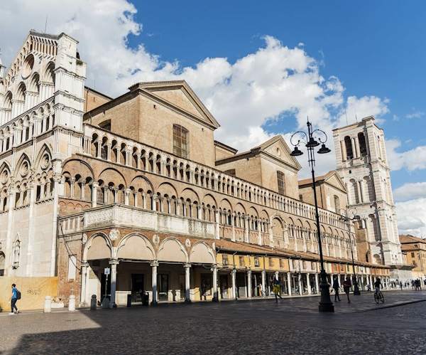 la Cattedrale di San Giorgio di Ferrara. Dario Canil e il Centro Olistico Tolteca presentano corsi e seminari Reiki a Dolo (Venezia), vicino a Ferrara, in Veneto.