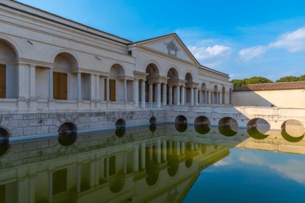 il Palazzo Te di Mantova. Dario Canil e il Centro Olistico Tolteca presentano corsi e seminari Reiki a Dolo (Venezia), vicino a Mantova, in Veneto.