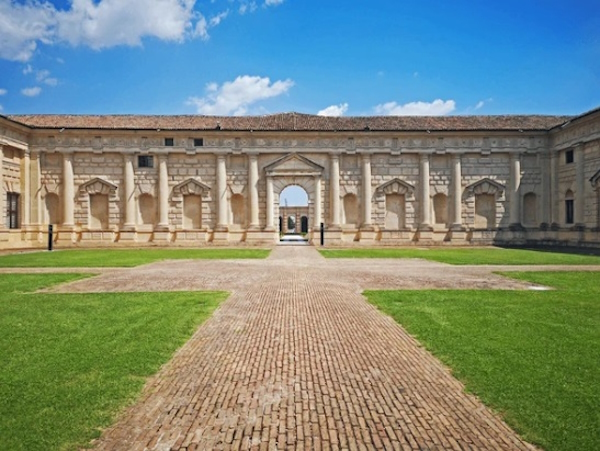 Dettaglio del Grande Cortile Quadrato del Palazzo Te di Mantova. Dario Canil presenta i corsi e i seminari Reiki vicino a Mantova, in Veneto.