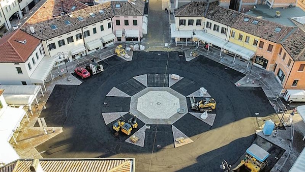 il Centro Storico di Montebelluna. Dario Canil e il Centro Olistico Tolteca presentano corsi e seminari Reiki a Dolo (Venezia), vicino a Montebelluna, in Veneto.