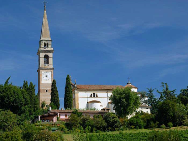 il Duomo di Santa Maria in Colle di Montebelluna. Dario Canil e il Centro Olistico Tolteca presentano corsi e seminari Reiki a Dolo (Venezia), vicino a Montebelluna, in Veneto.