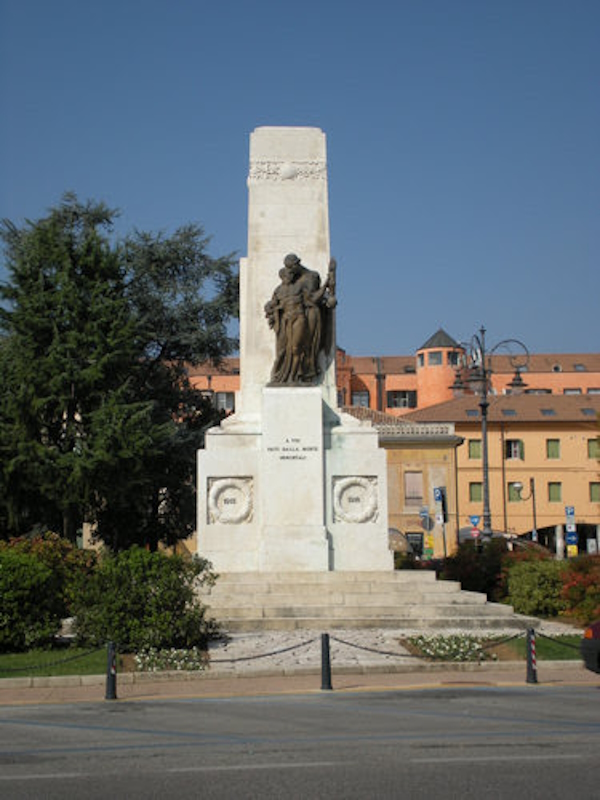 Montebelluna, il Monumento ai Caduti. A 55 minuti da Montebelluna corsi e seminari Reiki nel Centro Olistico Tolteca a Dolo (Venezia)