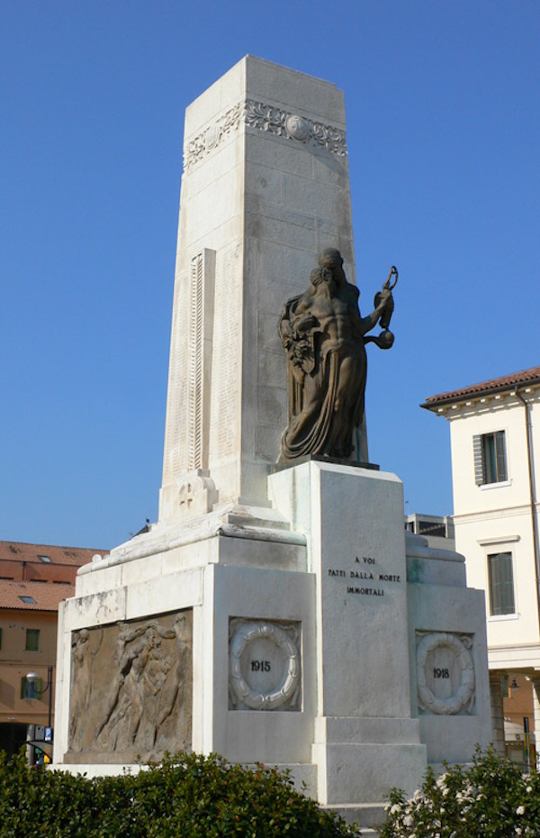 Monumento ai Caduti di Montebelluna. Dario Canil presenta i corsi e i seminari Reiki vicino a Montebelluna, in Veneto.