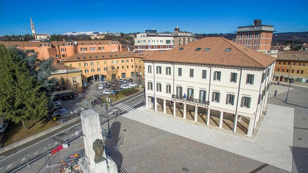 Montebelluna, la Piazza del Sedese. A 55 minuti da Montebelluna corsi e seminari Reiki nel Centro Olistico Tolteca a Dolo (Venezia)