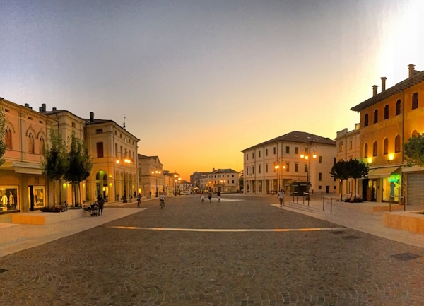 la Piazza del Sedese di Montebelluna. Dario Canil e il Centro Olistico Tolteca presentano corsi e seminari Reiki a Dolo (Venezia), vicino a Montebelluna, in Veneto.