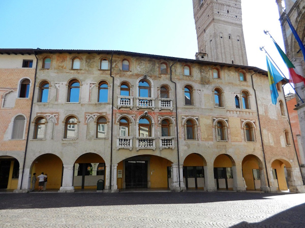 Palazzo Ricchieri. Dario Canil presenta corsi e seminari Reiki vicino a Pordenone, in Veneto, a Dolo (Venezia).