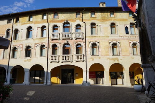 Pordenone, il Palazzo Ricchieri. A 1 ora da Pordenone corsi e seminari Reiki nel Centro Olistico Tolteca a Dolo (Venezia)