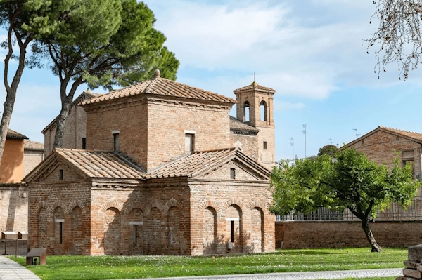 il Mausoleo di Galla Placidia di Ravenna. Dario Canil e il Centro Olistico Tolteca presentano corsi e seminari Reiki a Dolo (Venezia), vicino a Ravenna, in Veneto.