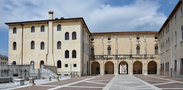 Sacile, il Palazzo Ragazzoni. A 1 ora da Sacile corsi e seminari Reiki nel Centro Olistico Tolteca a Dolo (Venezia)