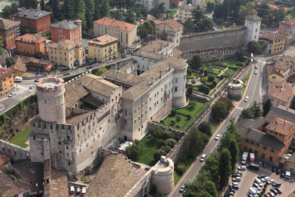 Il Castello del Buonconsiglio di Trento. Dario Canil e il Centro Olistico Tolteca presentano corsi e seminari Reiki a Dolo (Venezia), vicino a Trento, in Veneto.