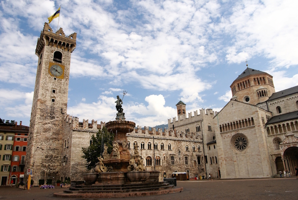 Piazza Duomo. Dario Canil e il Centro Olistico Tolteca presentano corsi e seminari Reiki a Dolo (Venezia), vicino a Trento, in Veneto.