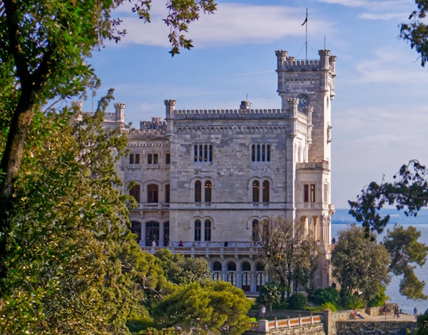 Castello di Miramare. Dario Canil presenta corsi e seminari Reiki vicino a Trieste, in Veneto, a Dolo (Venezia).